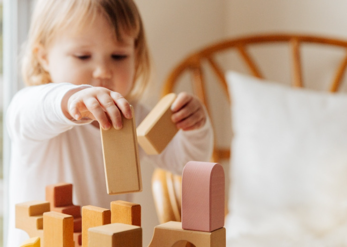Shapes and colors ensure sensory and motor development in a child